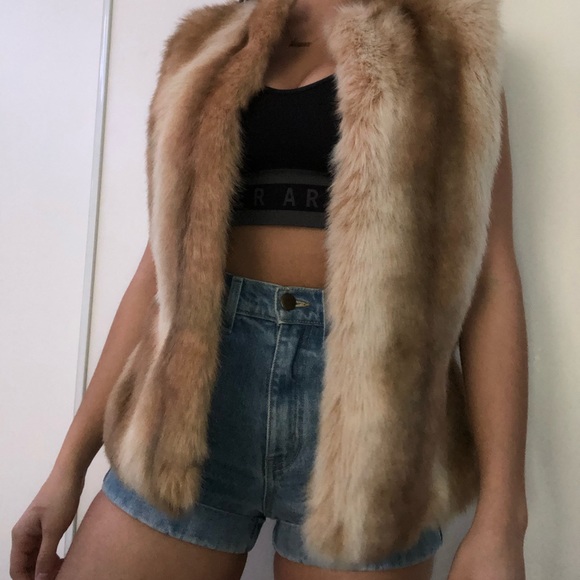 🦋3 FOR 30🦋 FAKE FUR VEST - Picture 2 of 3